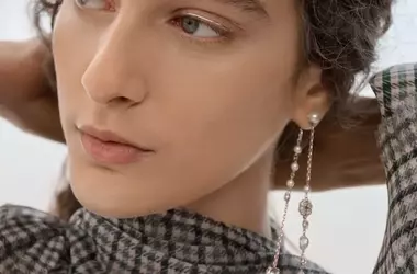 Dior PE 2027: L'Eleganza Fiabesca tra Make-up Argentato e Manicure Pitonata