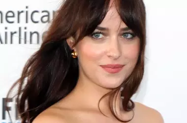 Dressing tematico: Dakota Johnson e Anne Hathaway Incantano con Stili Opposti sul Red Carpet di 'Verity'