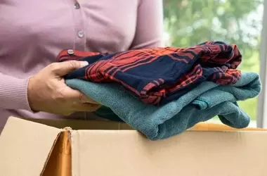 Donare Abiti: Un Gesto di Solidariet&agrave; Che Libera Spazio e Aiuta Chi Ha Bisogno
