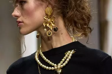 L'Ascesa Trionfale degli Accessori per Capelli: Cerchietti, Fermagli e Fiocchi Conquistano le Passerelle e lo Street Style
