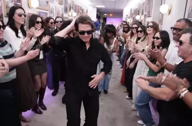 Tom Cruise Reinterpreta la Scena Iconica di "Risky Business" al Jennifer Hudson Show