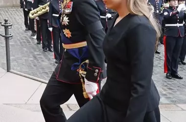 Ingrid Alexandra di Norvegia: Eleganza Reale tra Lutto e Accessori Capelli Audaci