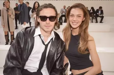 Distanza Familiare: Brooklyn Beckham e Nicola Peltz Evitano la Sfilata di Victoria a Parigi