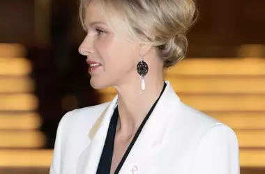 Charlène di Monaco: Eleganza Reale e Versatilità Acconciature