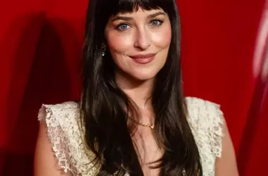 L&rsquo;Effetto Dakota Johnson: Il Segreto Dietro la Sua Naturale Eleganza e il Fascino Senza Tempo
