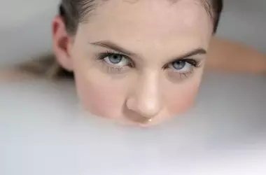 Il Rinascimento del Latte Detergente Viso: Morbidezza e Cura per Ogni Tipo di Pelle
