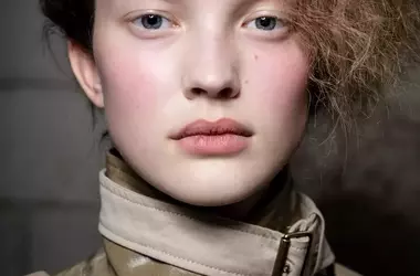 Il ritorno del rosa: nuove tendenze trucco e capelli dalla Paris Fashion Week