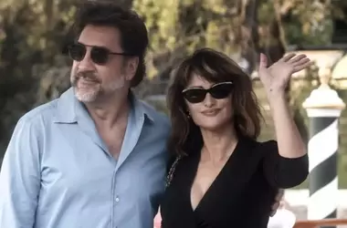 Penélope Cruz ridefinisce lo stile tomboy con il basco nero, un classico accessorio di tendenza
