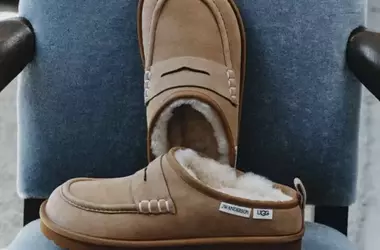 La nuova collaborazione UGG x JW Anderson reinventa l'iconico stivale con un tocco di eleganza scamosciata