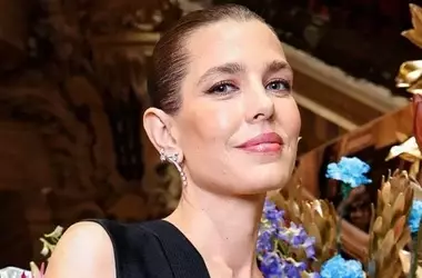 Charlotte Casiraghi brilla con gli earcuff astrali di Chanel all'Opéra di Parigi