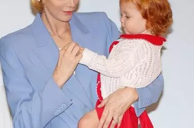 La Manicure Lattea di Charlene di Monaco: Eleganza e Tenerezza all'Asilo Nido