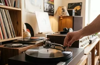 Il Fascino Ritrovato del Vinile: Un'Esperienza d'Ascolto Autentica Contro la Frentia Digitale