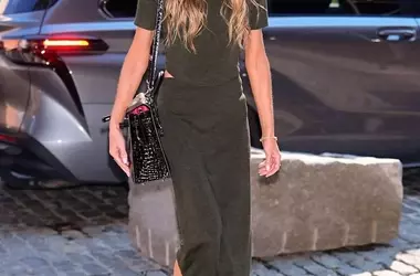 L'Eleganza Avvolgente: La Gonna in Maglia Midi di Victoria Beckham Ridefinisce lo Stile Autunnale