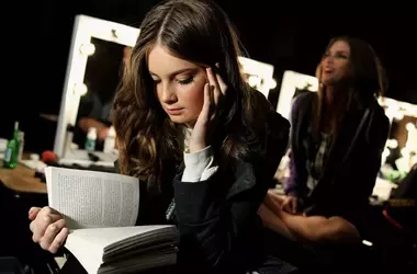 Il Linguaggio della Bellezza: Nuovi Termini da "Glow Up" a "Looksmaxxing" nel Dizionario