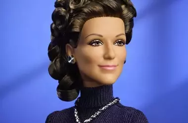 Barbie Rende Omaggio all'Icona Celine Dion: Un Tuffo negli Anni '90