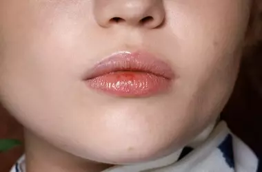 Il Segreto di TikTok per un Contorno Occhi Perfetto: Il Gloss Inaspettato