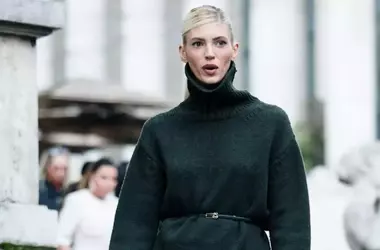 Pullover Rosso e Camicia Grigia: Il Classico Incontra la Novità Cromatica