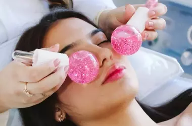 Sfere Rinfrescanti per il Viso: Benefici e Utilizzo degli Ice Globes nella Skincare