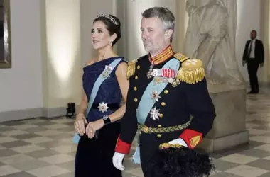 La Regina Mary e il Restyling Regale della Tiara di Zaffiri: Un Tocco Moderno sulla Tradizione