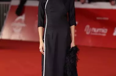 Benedetta Porcaroli incanta a Roma con un qipao Prada: tra tradizione e modernità