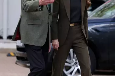 Eleganza autunnale: Kate Middleton sfoggia un tailleur verde oliva con pantaloni flare e dolcevita