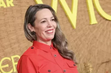 Olivia Colman e il Fascino Rivoluzionario del 'Quiet Silver': Un Nuovo Trend per i Capelli Grigi