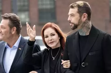 Priscilla Presley e il Figlio Navarone Insieme in Germania per Commemorare Elvis