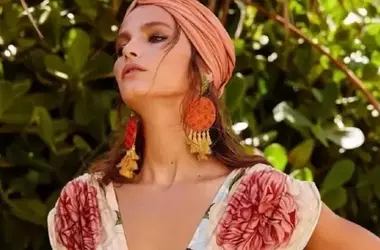 Eleganza Leggera e Colori Vivaci sotto il Sole