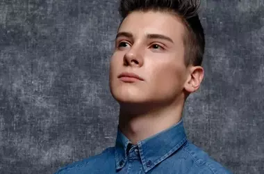La camicia di jeans: un classico della moda senza tempo