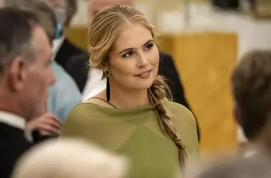 Amalia d'Olanda: L'Eleganza Ribelle di una Futura Regina con la Treccia Morbida