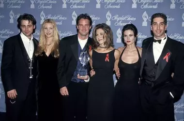 Il Cast di "Friends" si Astiene dalla Docuserie su Matthew Perry: Un Approfondimento