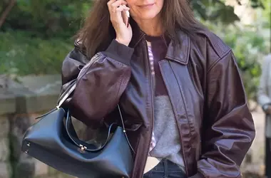 Katie Holmes e l'Arte di Elevare lo Stile Quotidiano: Bomber e Mocassini per un Autunno Chic