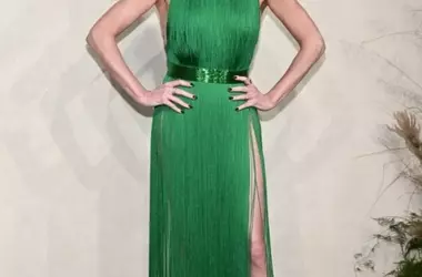 Charlize Theron Incanta al Gala con un Abito di Frange Smeraldo