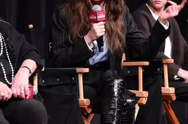 Stile "Office Siren": Cara Delevingne reinventa il look professionale con audacia