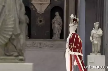 La straordinaria esposizione dei costumi di Freddie Mercury al Victoria and Albert Museum